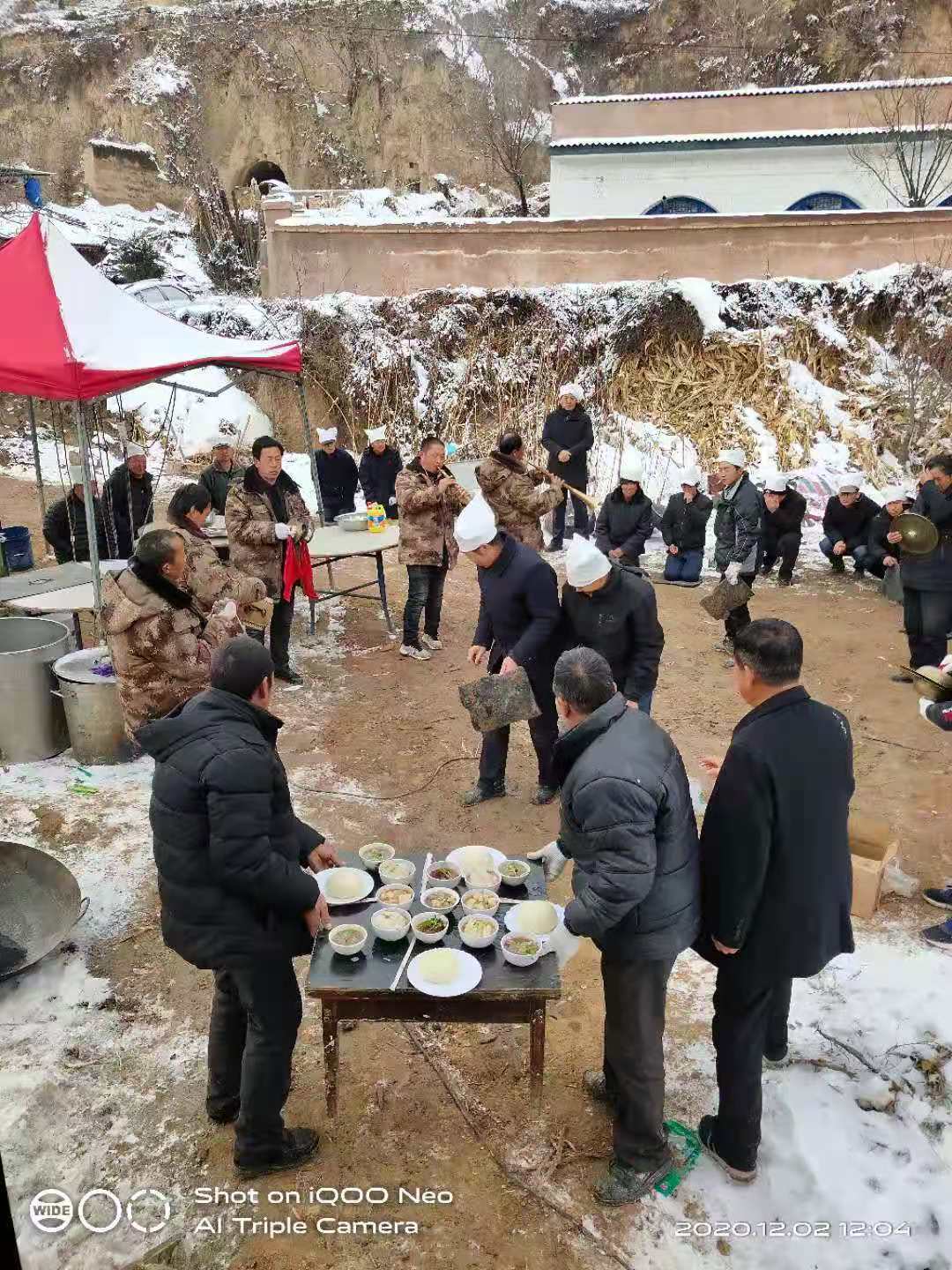 志丹县吴堡乡小山村搬坟