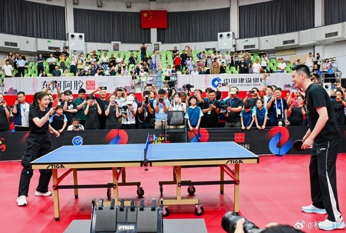 杨鸣晒与陈梦乒乓球活动合照 盼篮球领会乒乓球精神