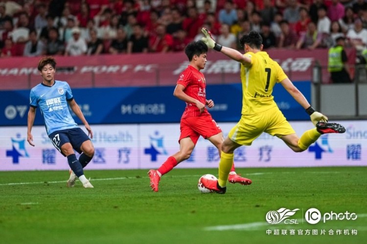 李新翔补时头球救主 海港1-1大连英博