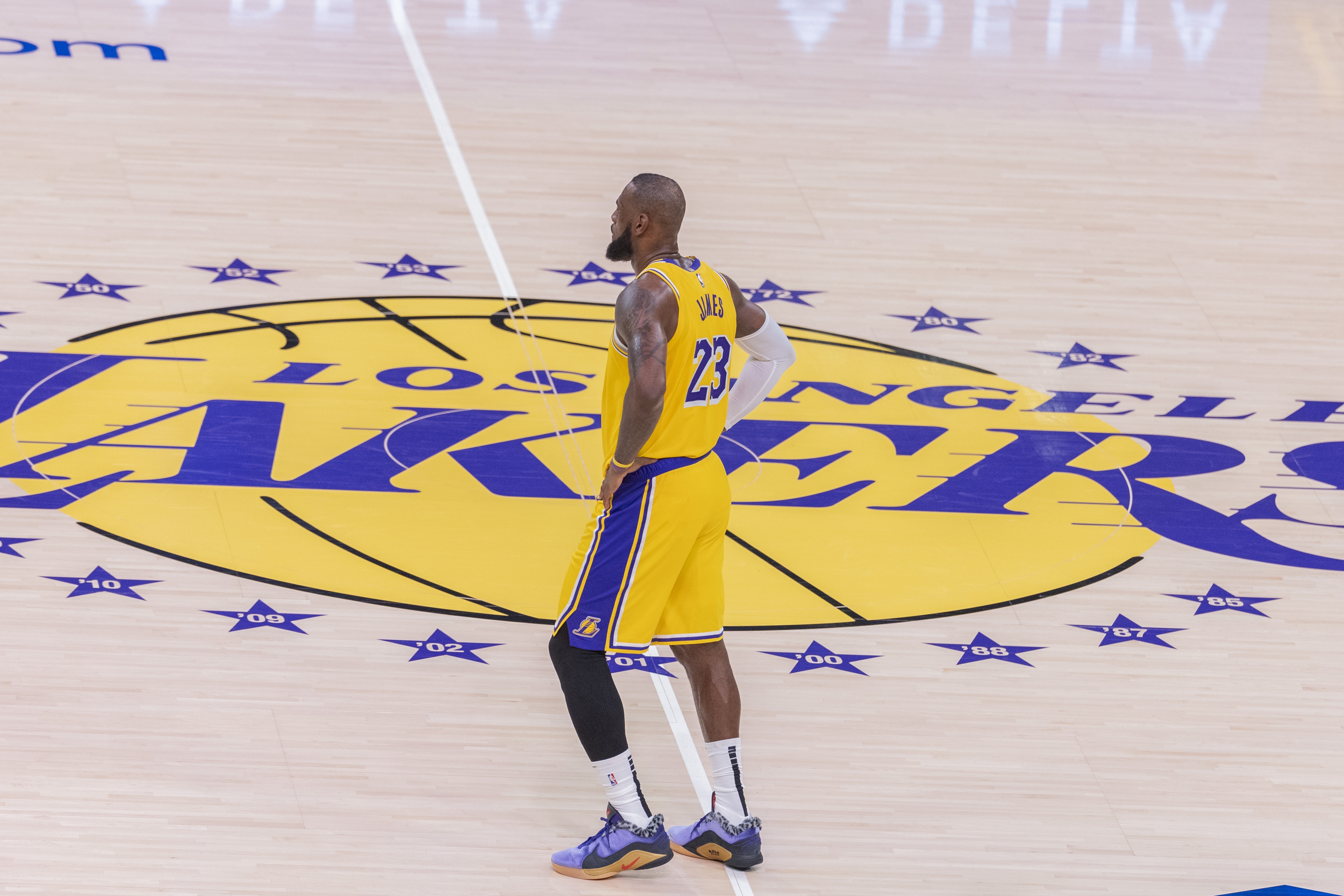 ESPN名记曝詹姆斯离队内幕：拒绝降薪拒绝三当家 加盟76人