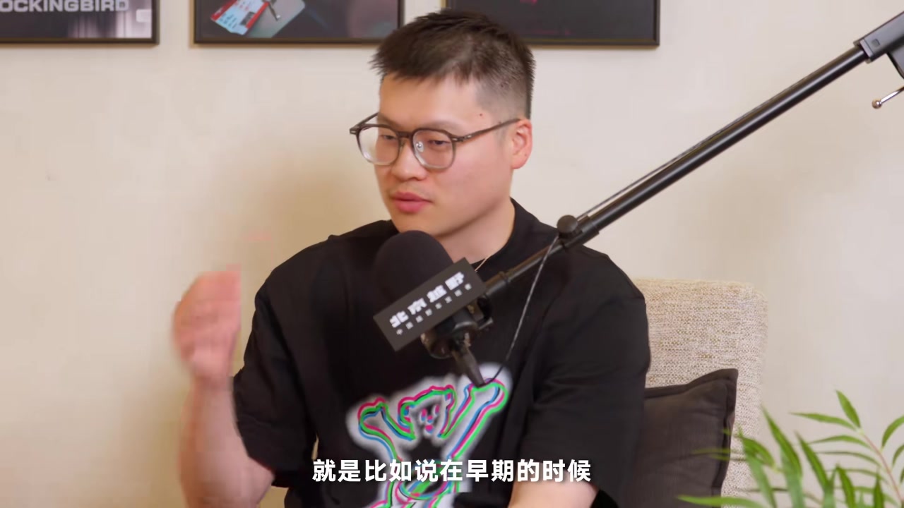 王少杰曾遭欺负 如今为年轻队友撑伞