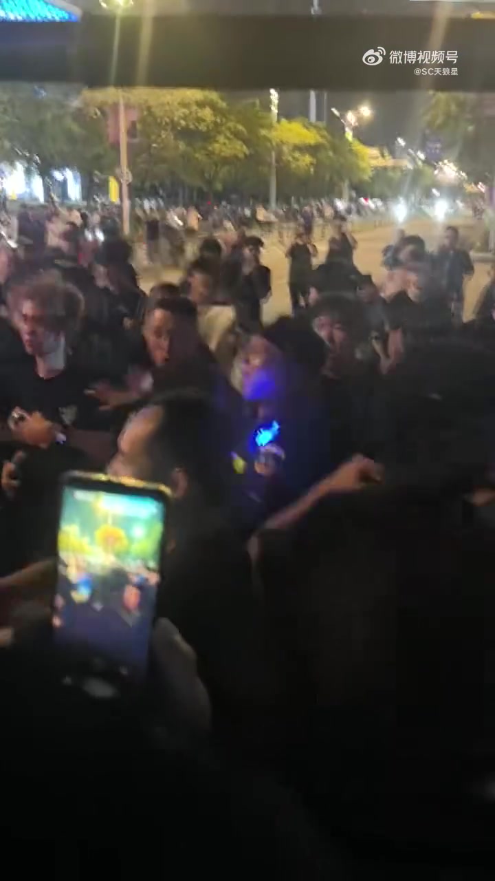 这……博主发视频武汉球迷朝津门虎球迷大巴吐口水，现场一片混乱