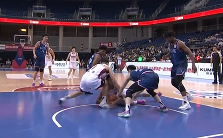 但愿无碍！秦子龙倒地头部撞到原帅膝盖 被担架抬出赛场