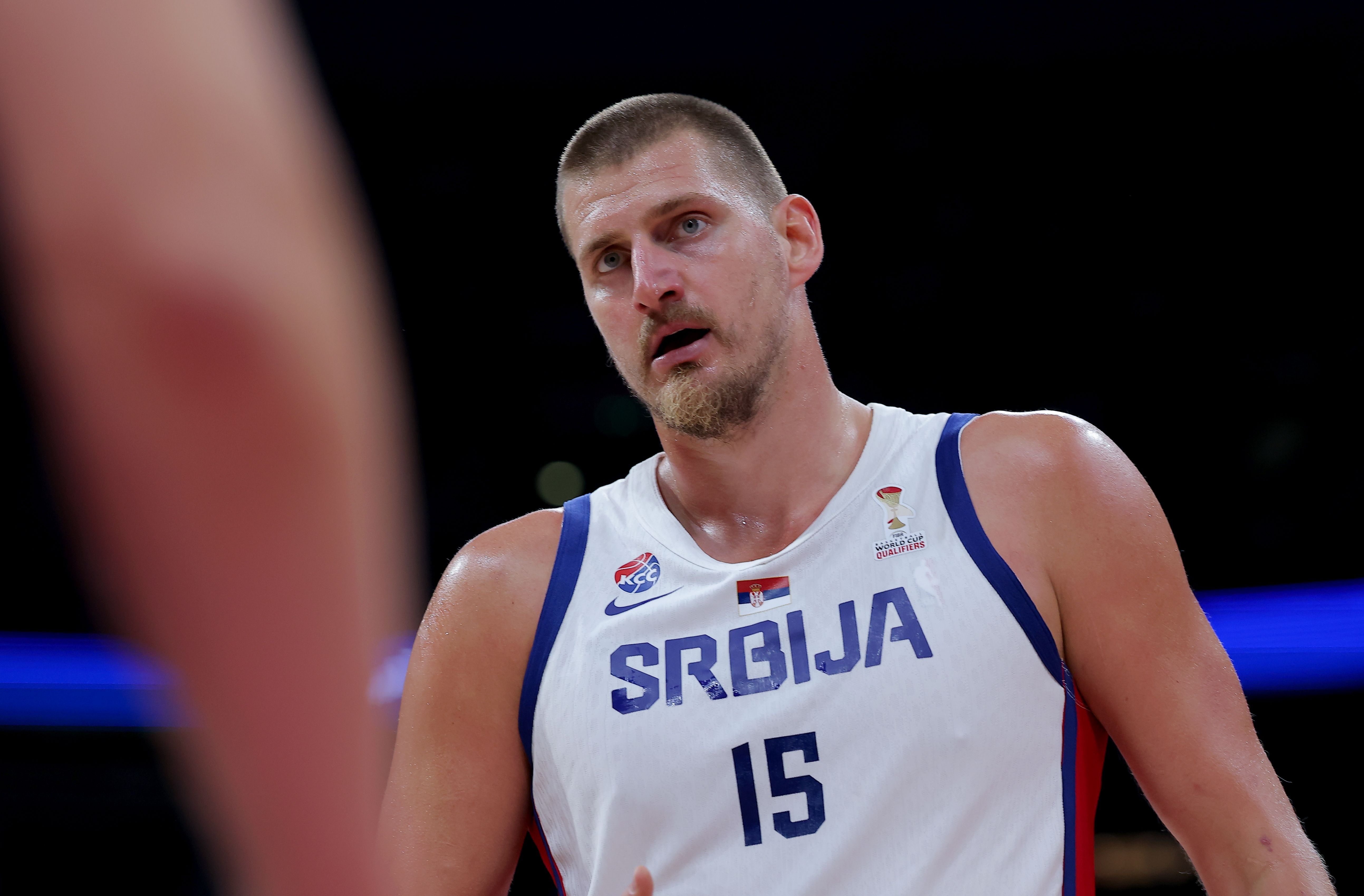 带病作战！约基奇：若我少拿球能为队友创造机会 我乐意这么做