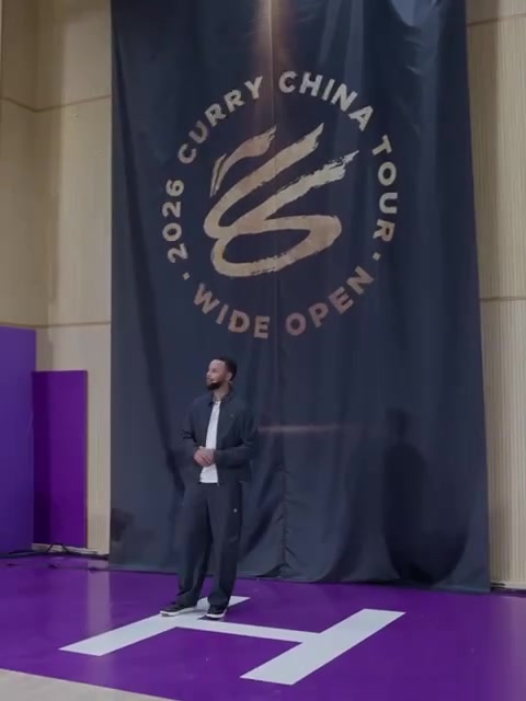 库里晒中国行第一站活动照&视频：和球迷PK半场三分 和机器人投篮