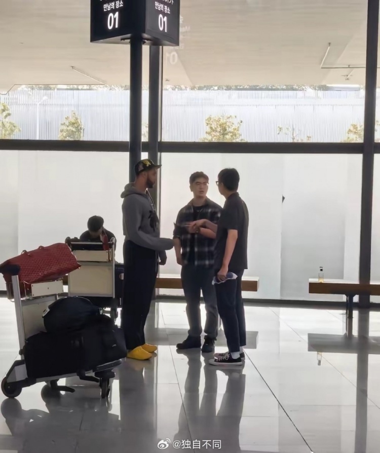 继续合作！记者：青岛男篮的两大外援米奇和韦瑟斯庞都已回到青岛